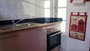 Réfrigérateur, micro-ondes, fourneau de cuisine