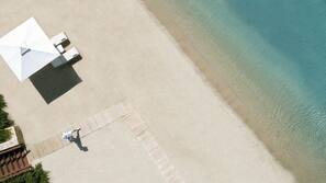 Spiaggia privata, sabbia bianca, lettini da mare, ombrelloni