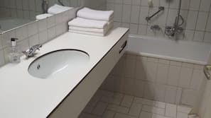 Gratis toiletartikelen, een haardroger, handdoeken