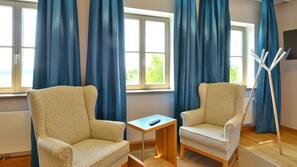 Värdeförvaringsskåp på rummet, skrivbord och mörkläggningsgardiner