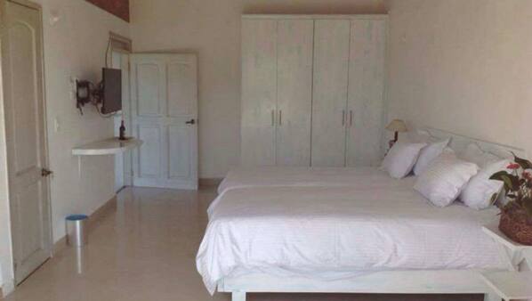 Iron/ironing board, linens, wheelchair access