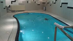 Inomhuspool, utomhuspool och solstolar