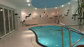 Inomhuspool, utomhuspool och solstolar