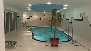 Inomhuspool, utomhuspool och solstolar