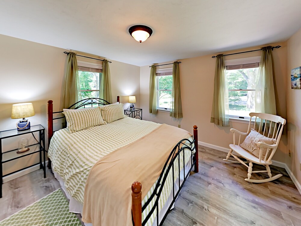 Remodeled 3br Walk To Cotuit Village 3 Bedrooms 2 Bathrooms