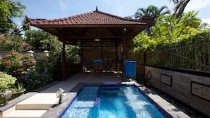 Kolam Renang Luar Ruangan