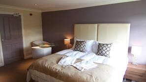 Desk, iron/ironing board, free WiFi, linens