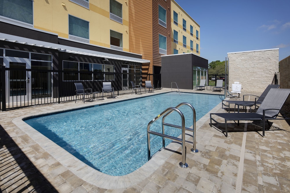 Outdoor pool, Fairfield Inn & Suites by Marriott Tampa Wesley Chapel