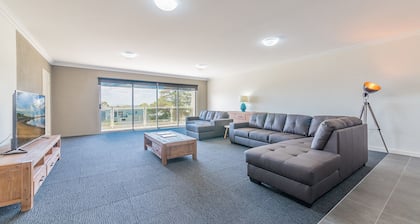 Thompson Avenue Apartments No.1
