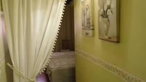 Cortinas opacas, camas supletorias gratuitas, wifi gratis y ropa de cama