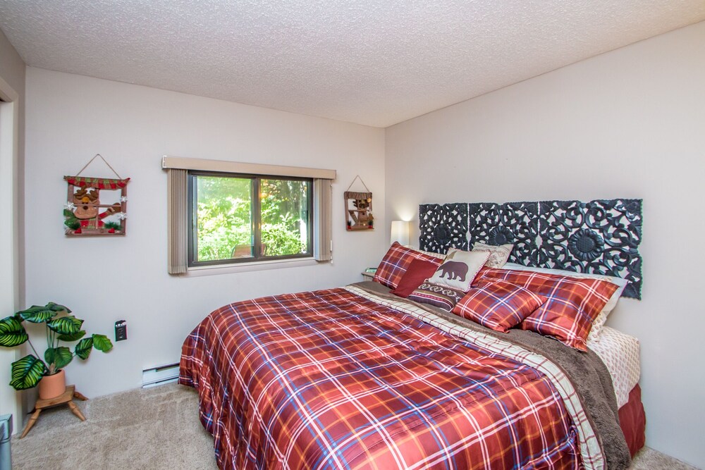 Linderhof Golf Course Condo** Pool** Across from Storyland & NEW