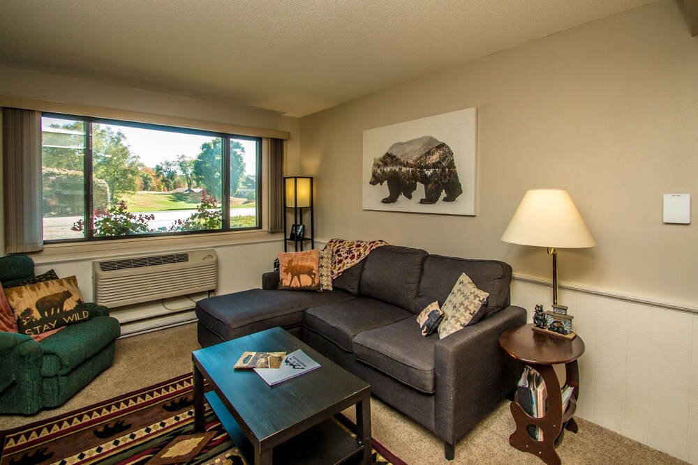 Linderhof Golf Course Condo** Pool** Across from Storyland & NEW