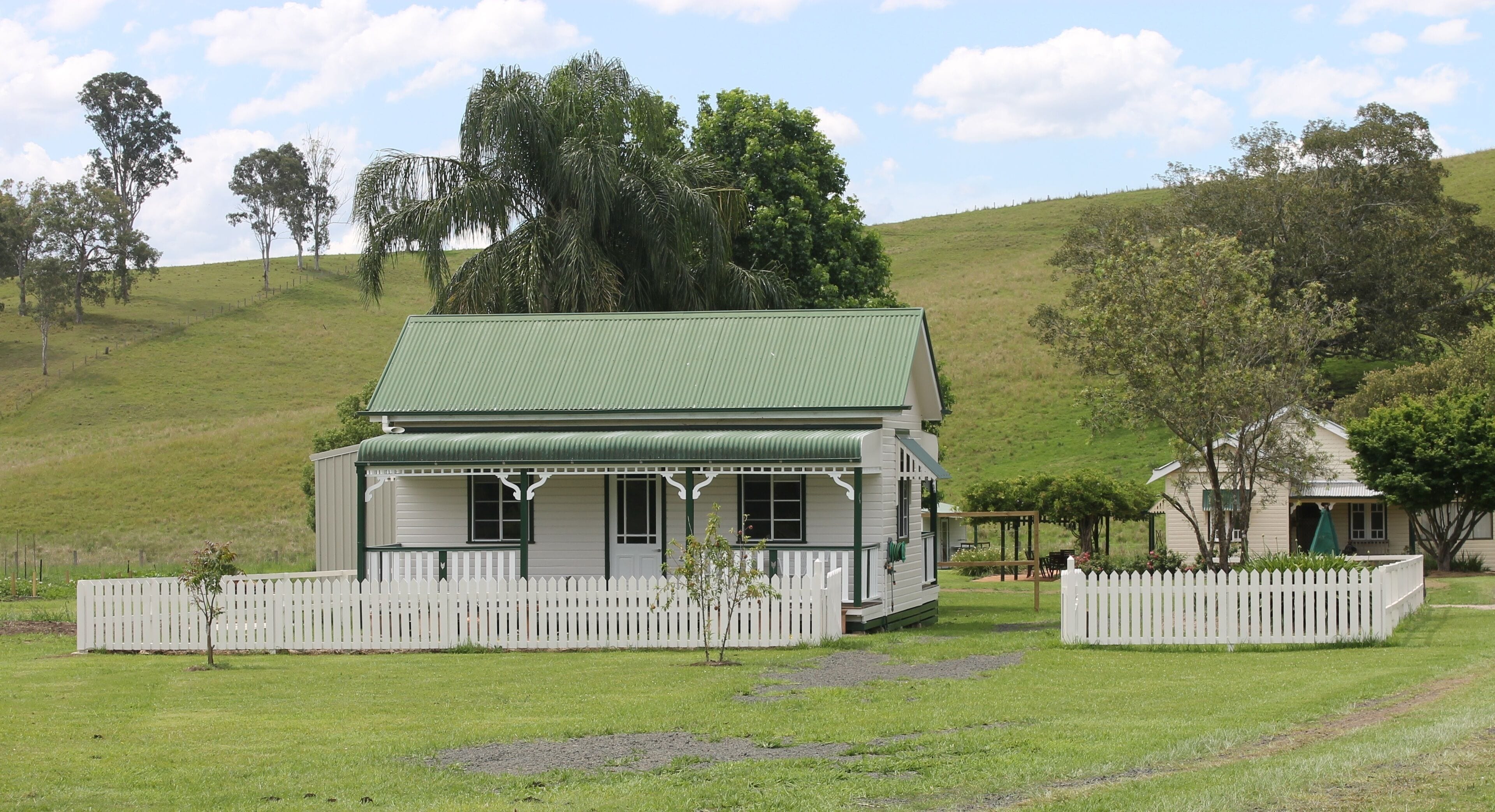 The Dollhouse Cottage - Tranquil Country Retreat