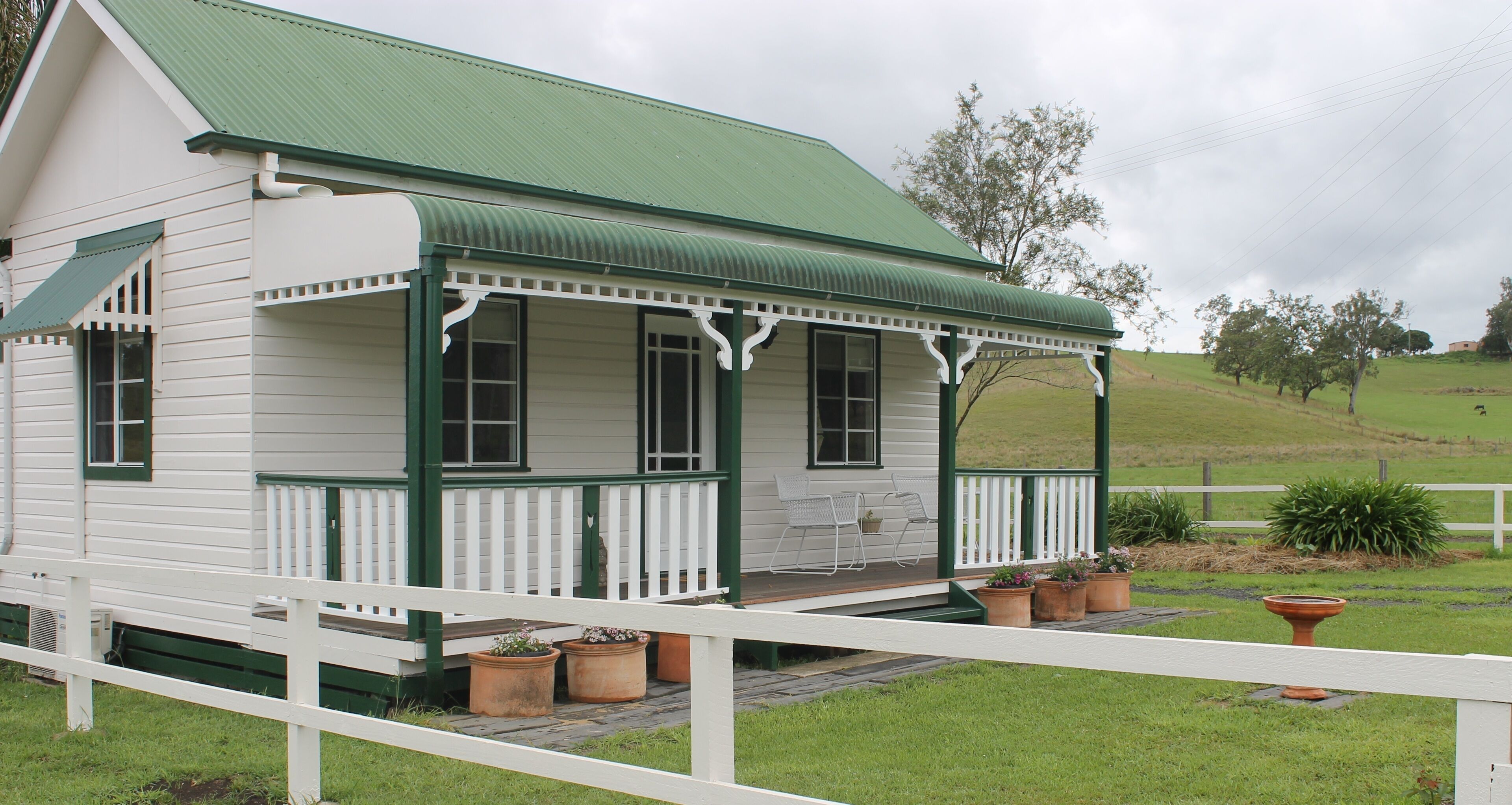 The Dollhouse Cottage - Tranquil Country Retreat