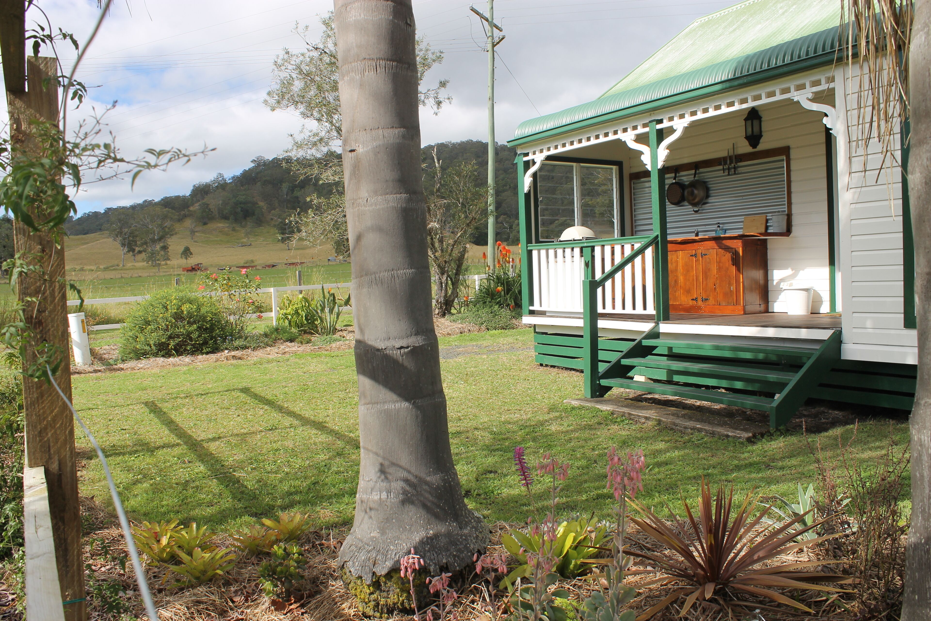 The Dollhouse Cottage - Tranquil Country Retreat
