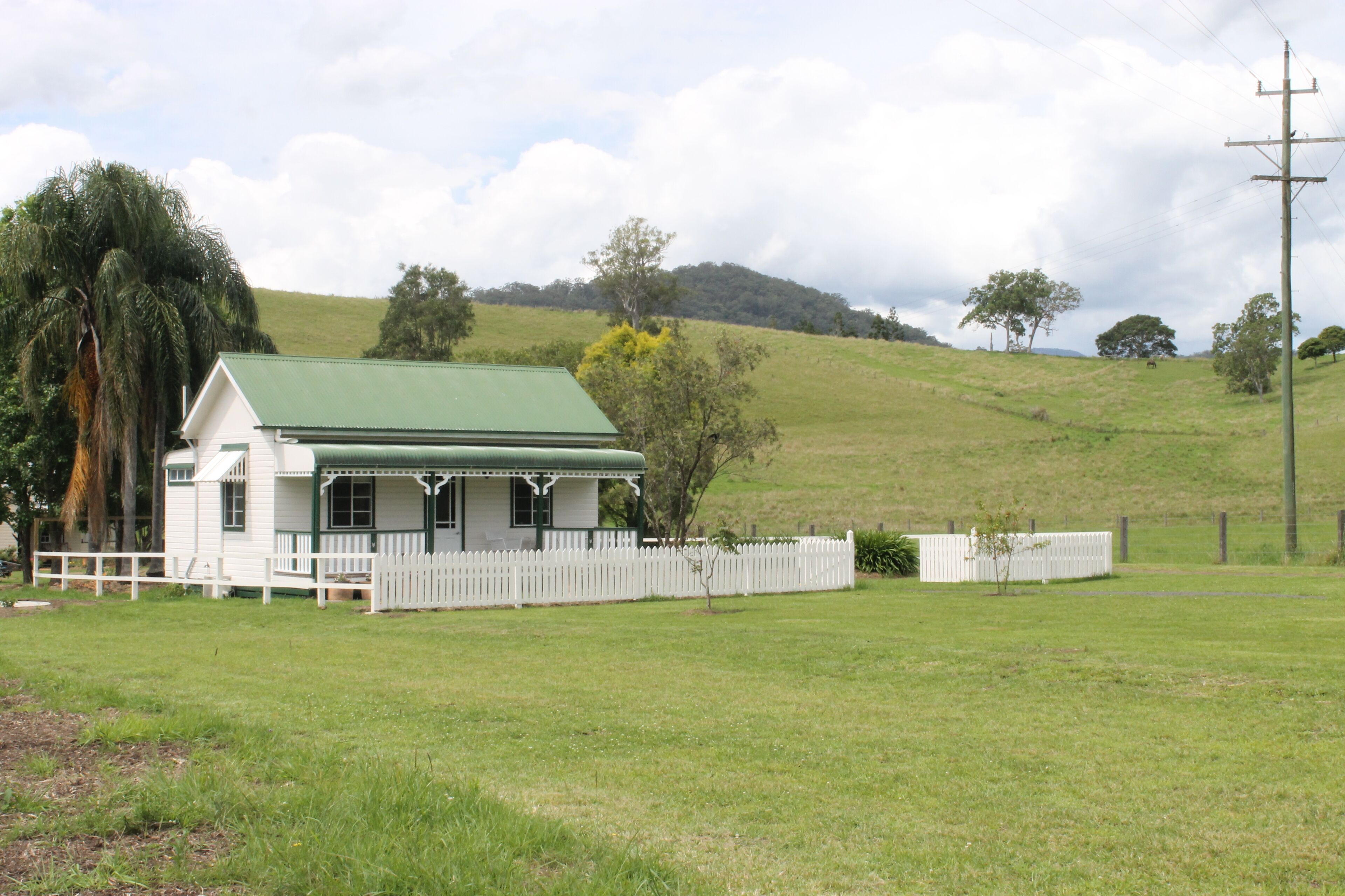 The Dollhouse Cottage - Tranquil Country Retreat