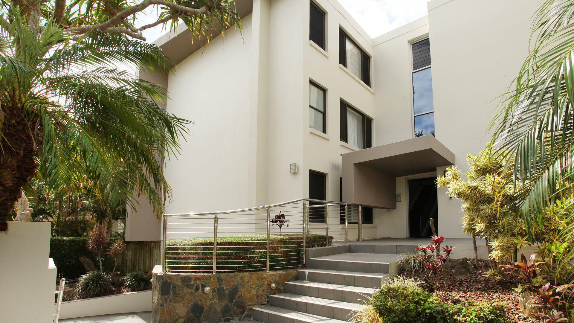 Windmill 3 - Three Bedroom Unit Located Opposite the Beach!