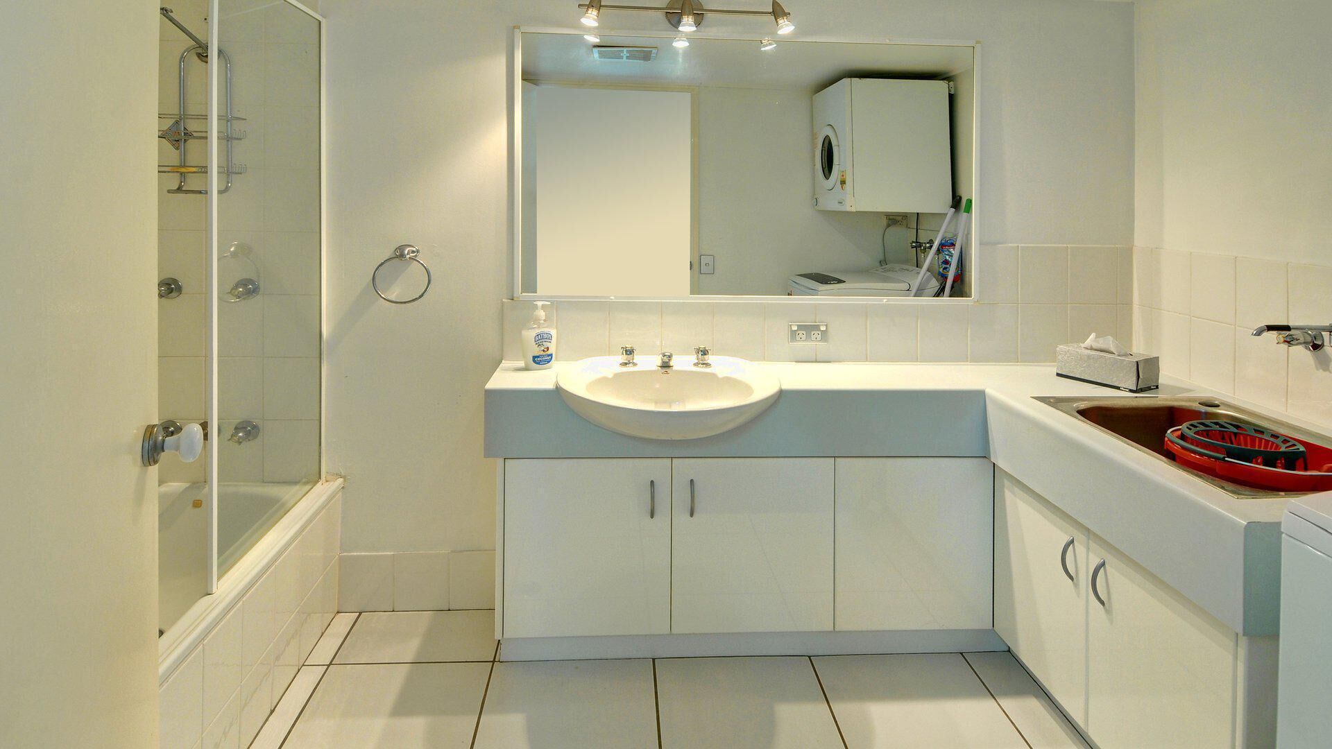 Mainsail 3 - 2 Bedroom unit 100 meters from the Beach!