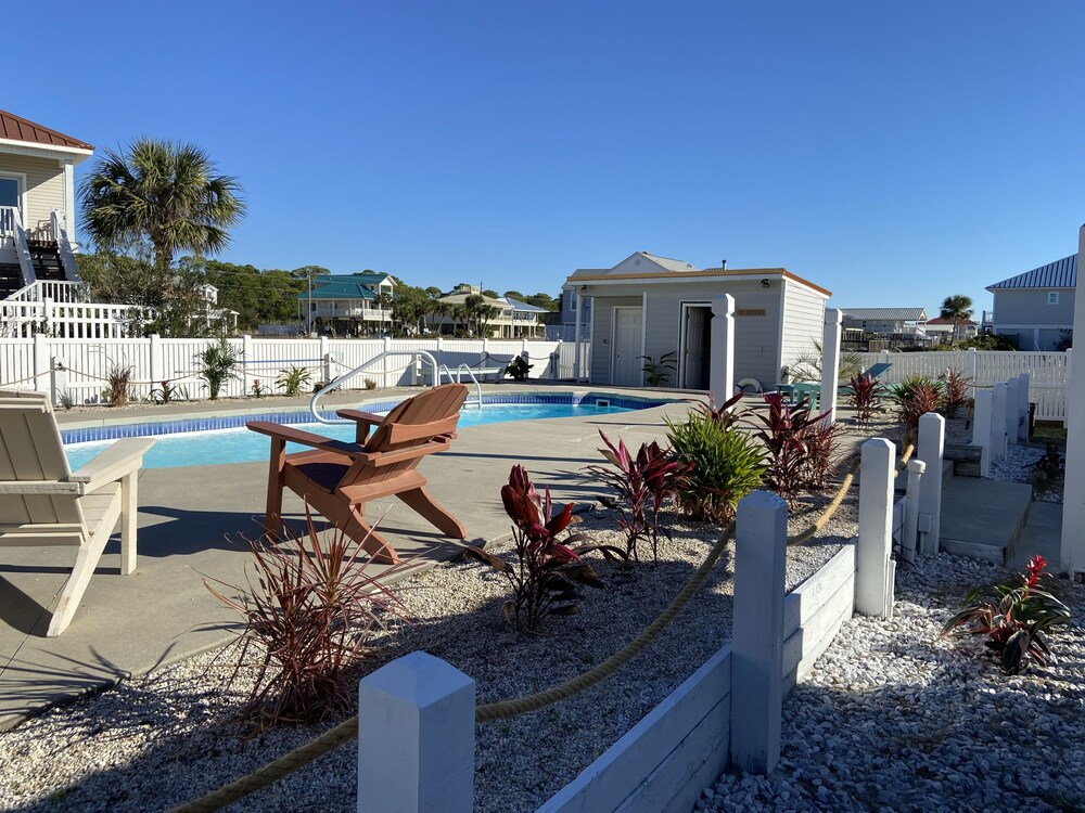 , BEACH BUM COTTAGES - STEPS FROM BEACH, INGROUND POOL, PERFECT LOCATION