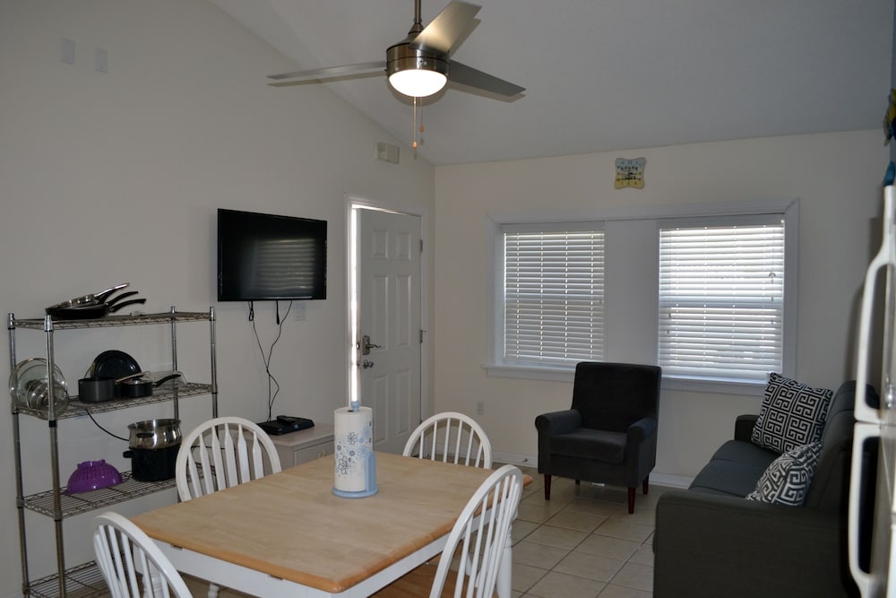 Living room, BEACH BUM COTTAGES - STEPS FROM BEACH, INGROUND POOL, PERFECT LOCATION