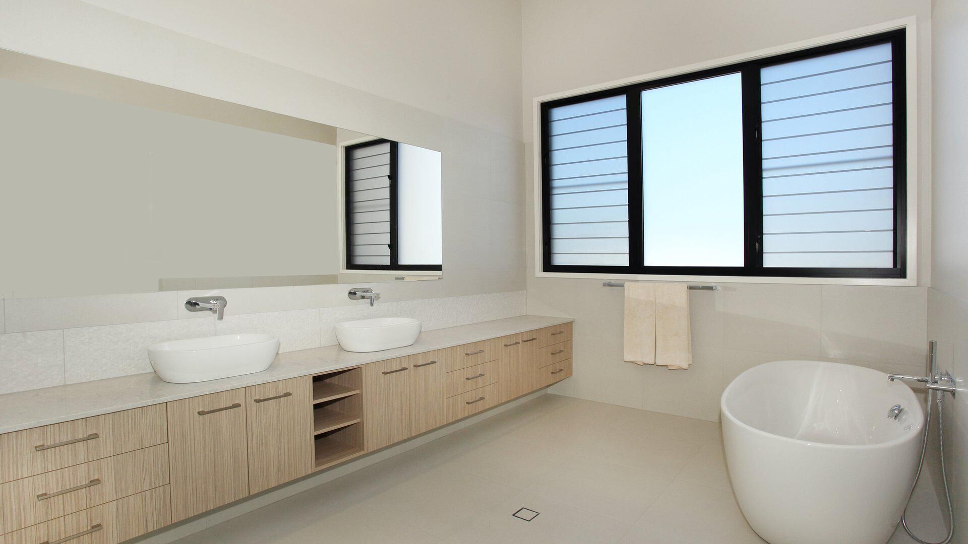 Culbara 23b - Modern 5 Bedroom Townhouse on Mooloolaba Canal with Pool + Pontoon + Aircon!