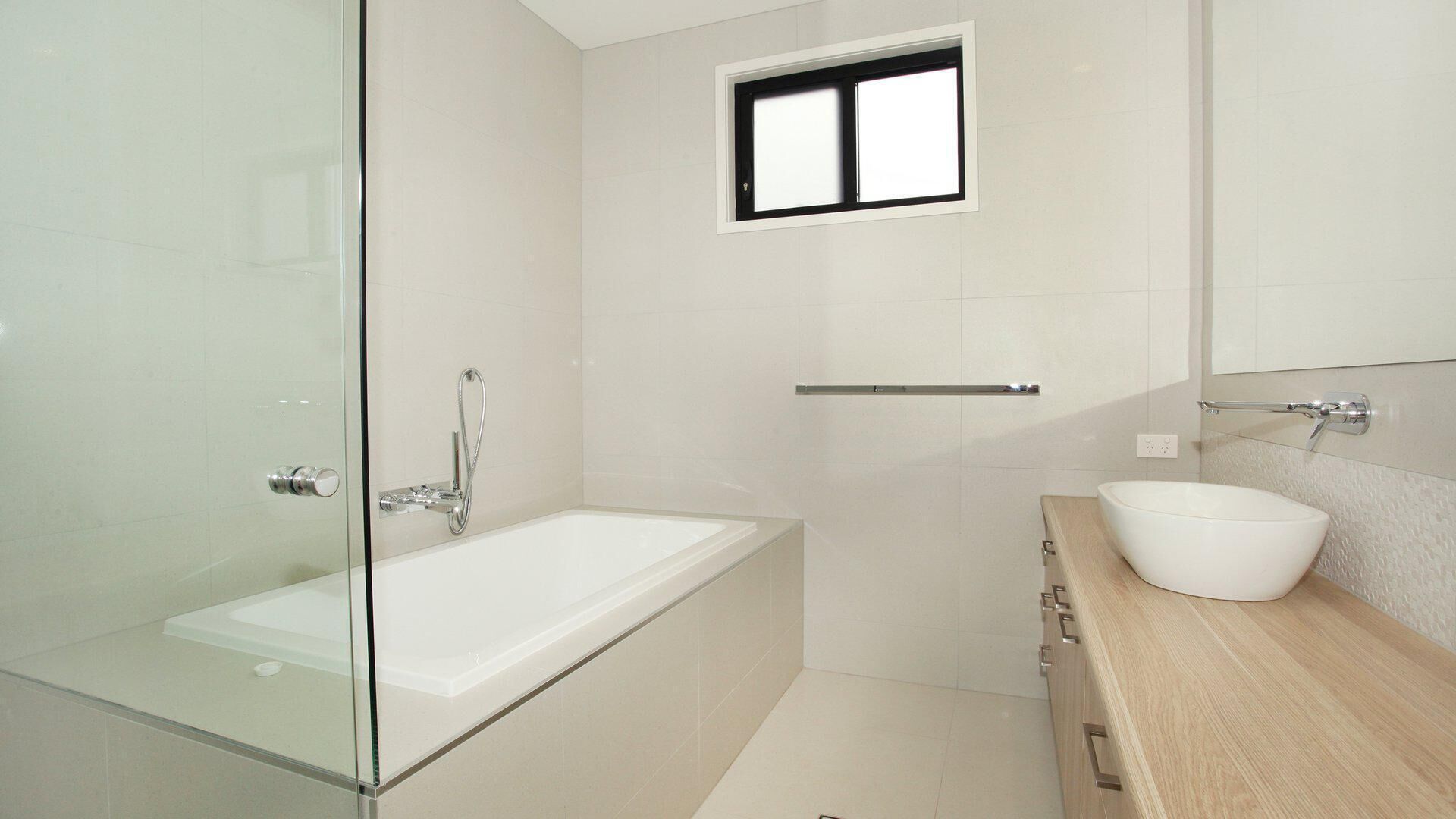 Culbara 23b - Modern 5 Bedroom Townhouse on Mooloolaba Canal with Pool + Pontoon + Aircon!