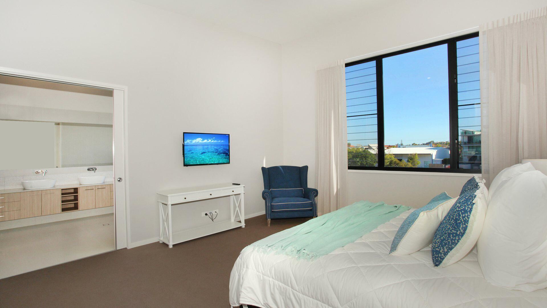 Culbara 23b - Modern 5 Bedroom Townhouse on Mooloolaba Canal with Pool + Pontoon + Aircon!