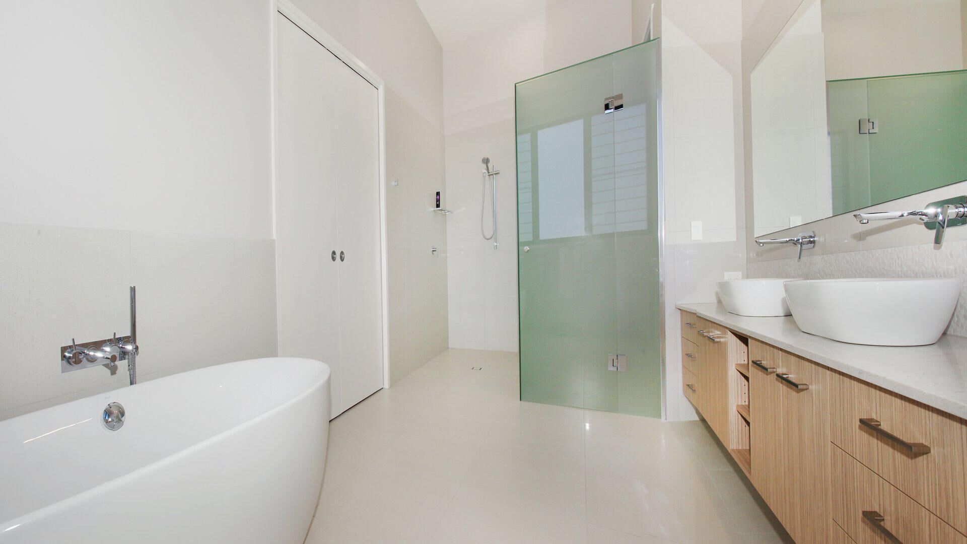 Culbara 23b - Modern 5 Bedroom Townhouse on Mooloolaba Canal with Pool + Pontoon + Aircon!