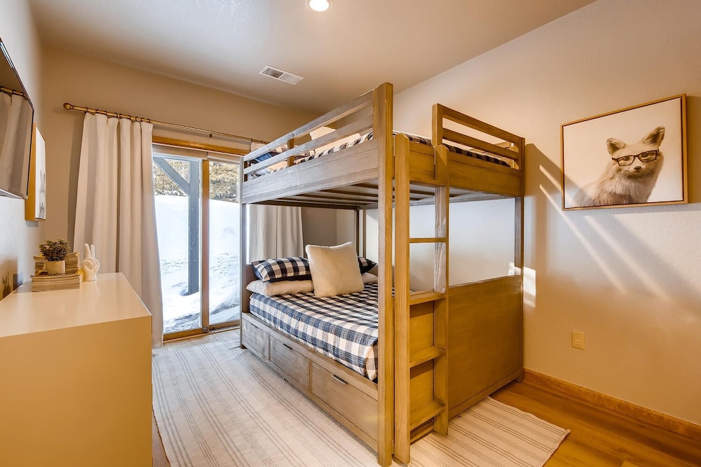 3BR Townhome - Walk to Lifts/Main St - Private Hot Tub