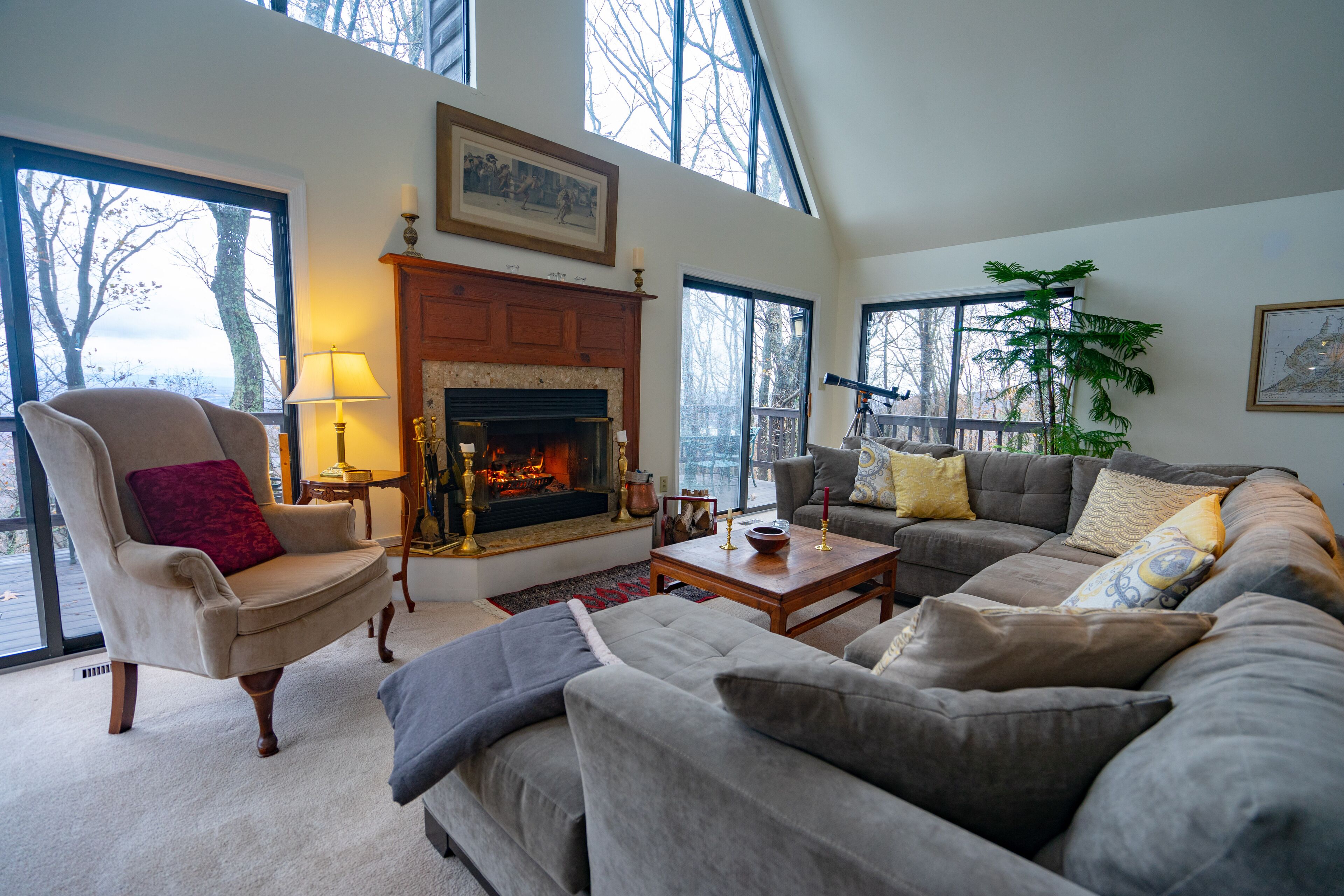 Stunning 3 BR/ 2 BA Mountainside Chalet in Martinsburg, United States