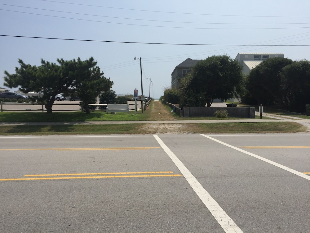 Beautiful Bogue Shores 1st Floor Studio with Beach & Sound Access in