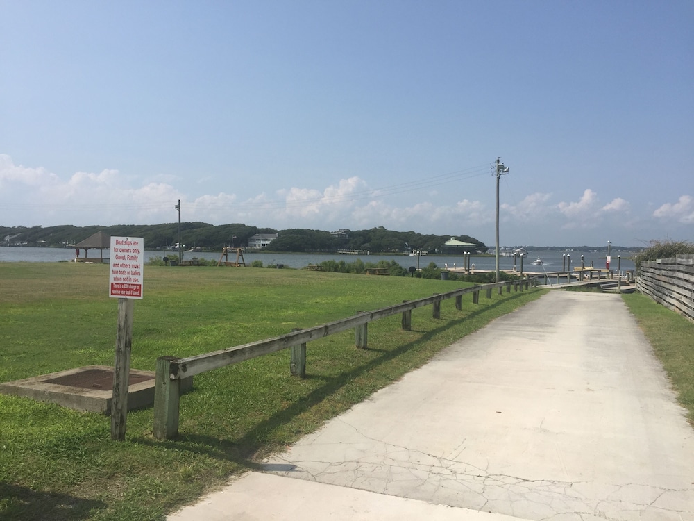 Beautiful Bogue Shores 1st Floor Studio with Beach & Sound Access in