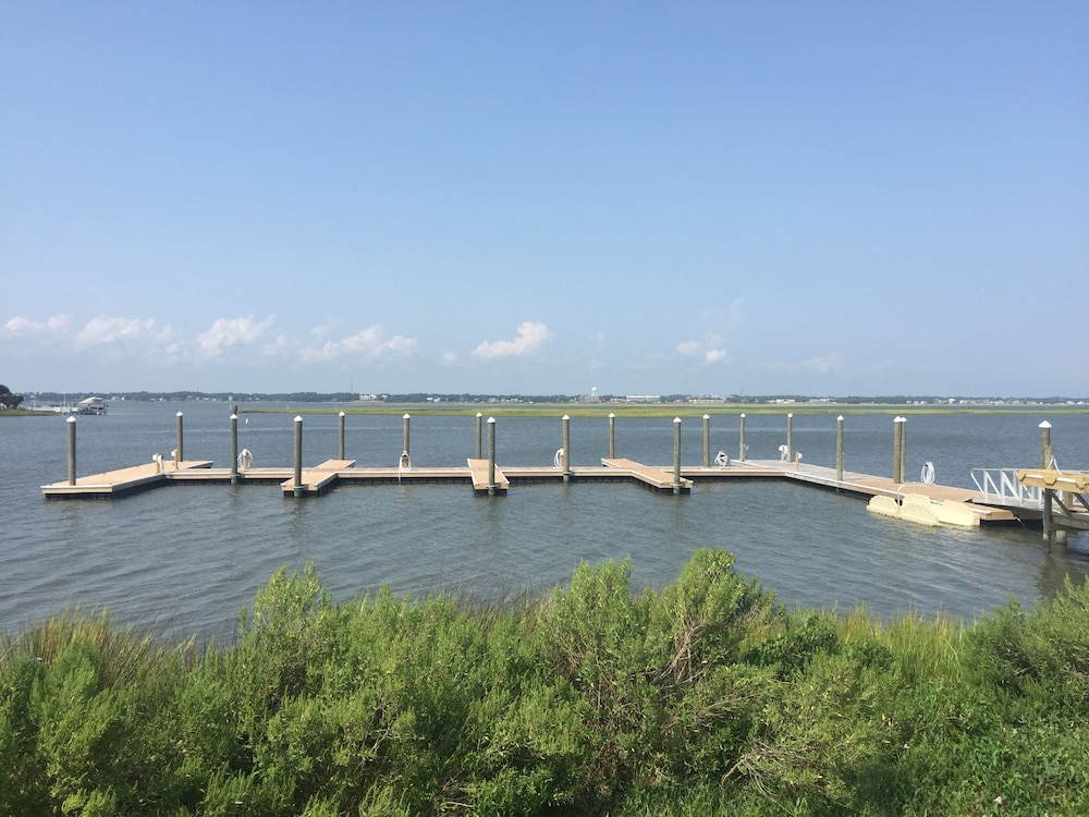 Beautiful Bogue Shores 1st Floor Studio with Beach & Sound Access in