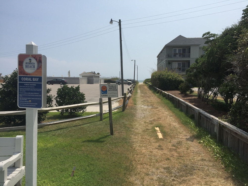 Beautiful Bogue Shores 1st Floor Studio with Beach & Sound Access in