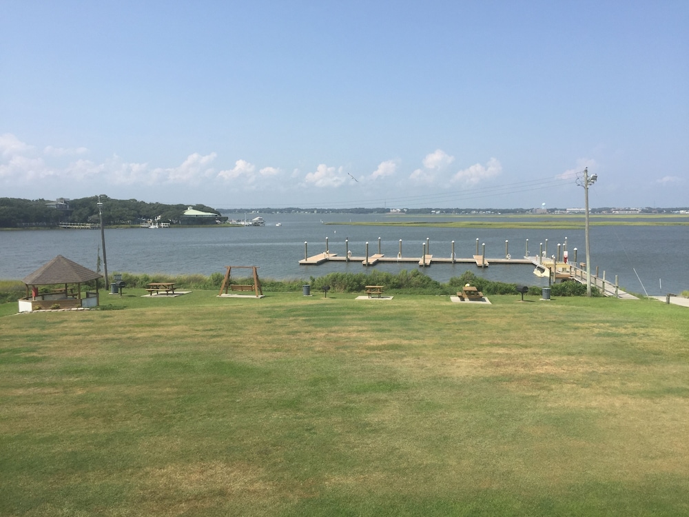 Beautiful Bogue Shores 1st Floor Studio with Beach & Sound Access in