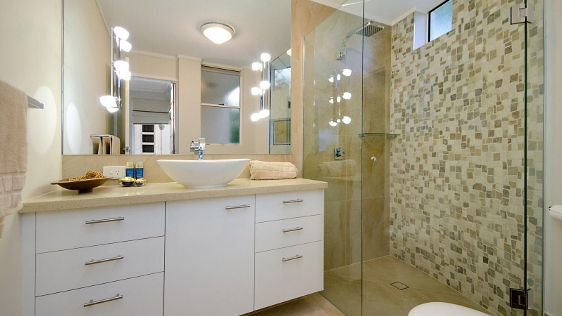 Mariner Cove 1 - Luxurious 2 Bedroom Unit on the Canal and 100 Metres to the Beach