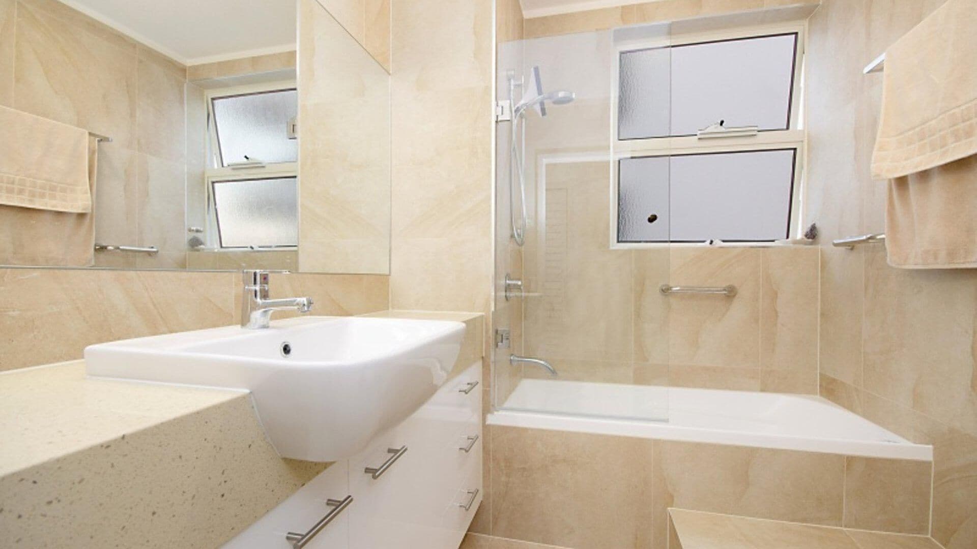 Mariner Cove 1 - Luxurious 2 Bedroom Unit on the Canal and 100 Metres to the Beach