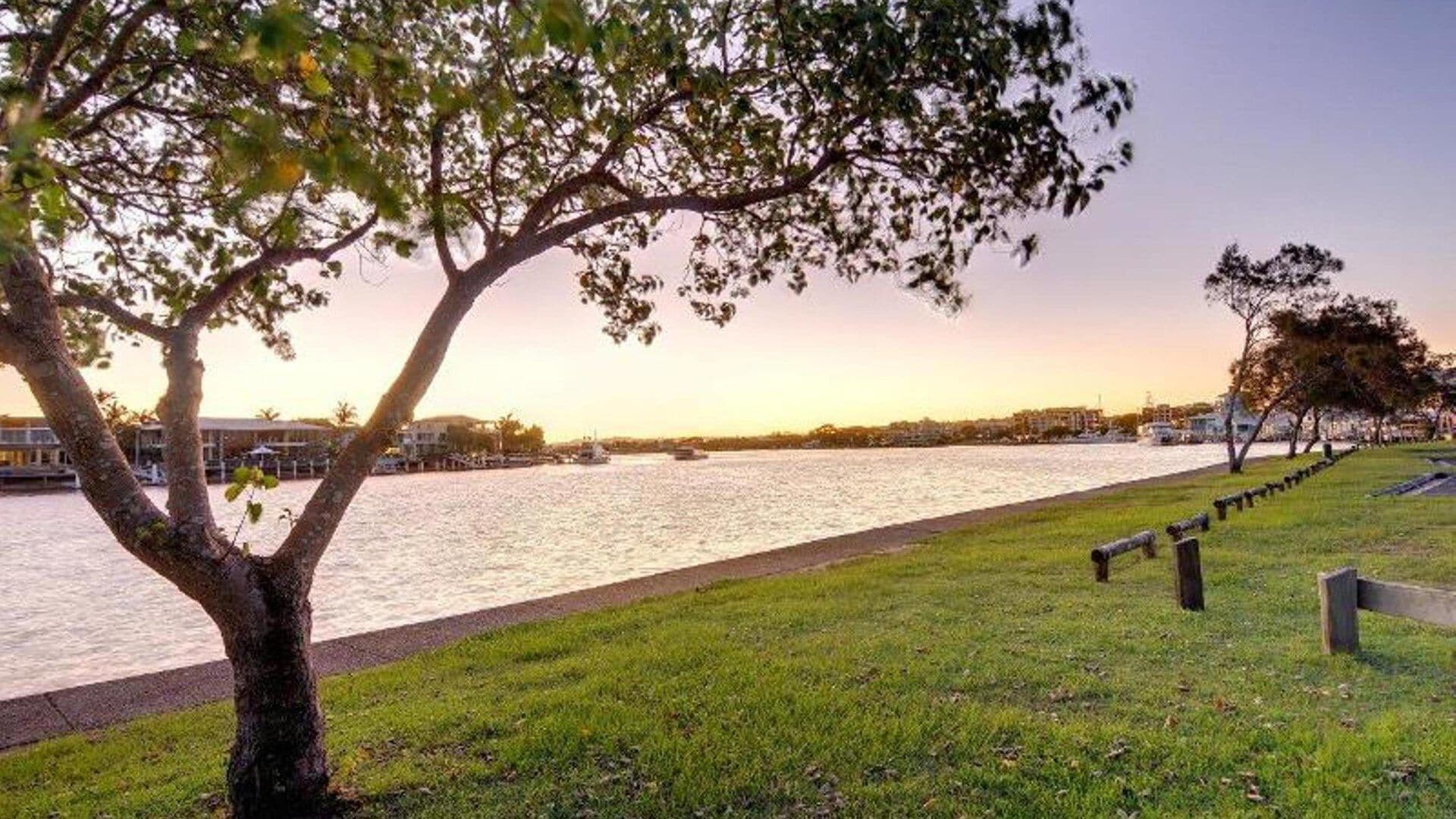 Mariner Cove 1 - Luxurious 2 Bedroom Unit on the Canal and 100 Metres to the Beach