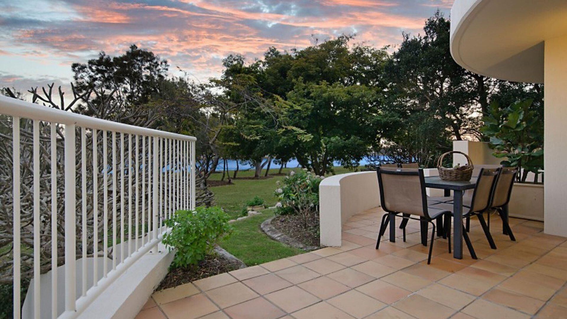 Mariner Cove 1 - Luxurious 2 Bedroom Unit on the Canal and 100 Metres to the Beach