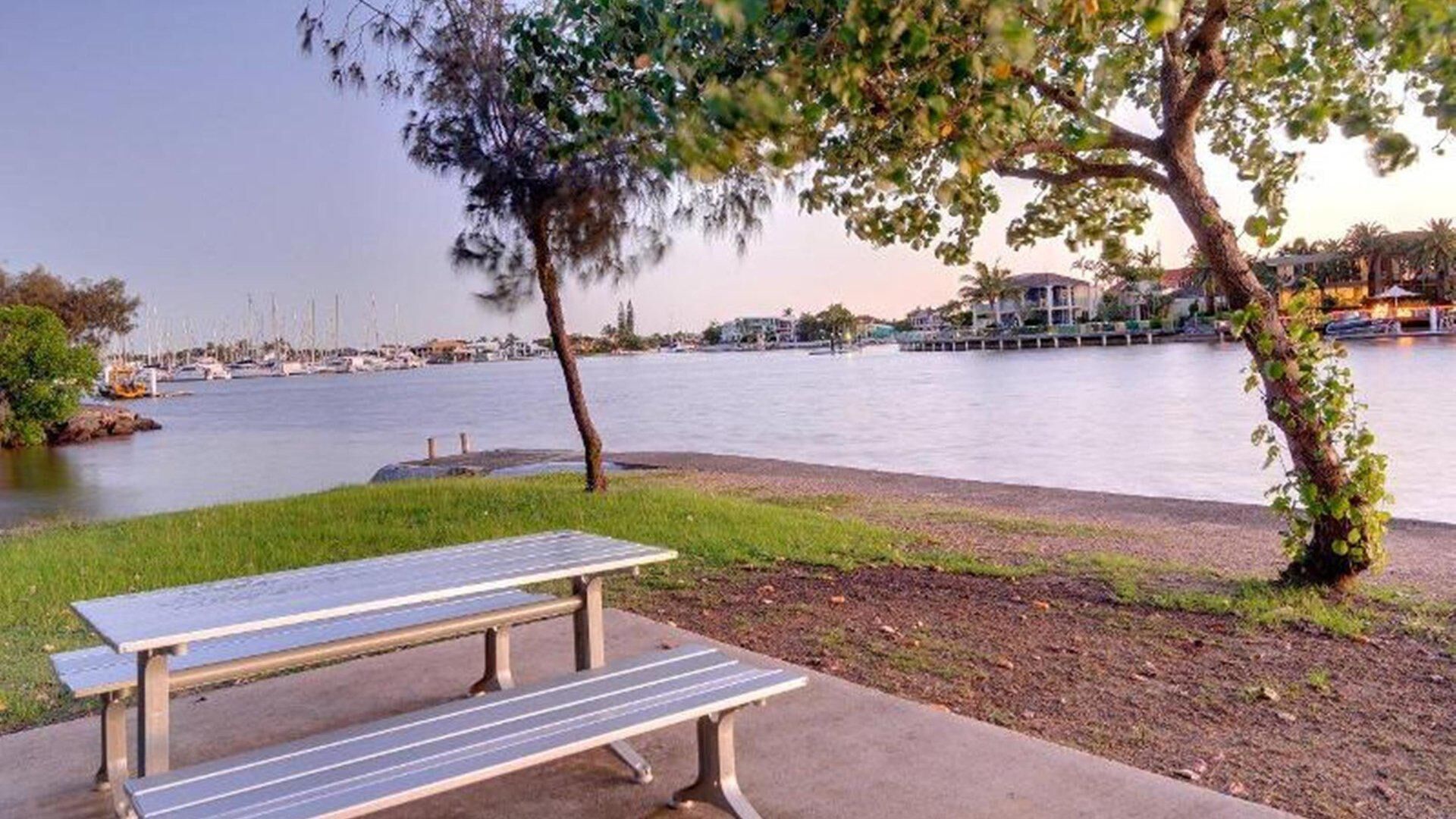 Mariner Cove 1 - Luxurious 2 Bedroom Unit on the Canal and 100 Metres to the Beach