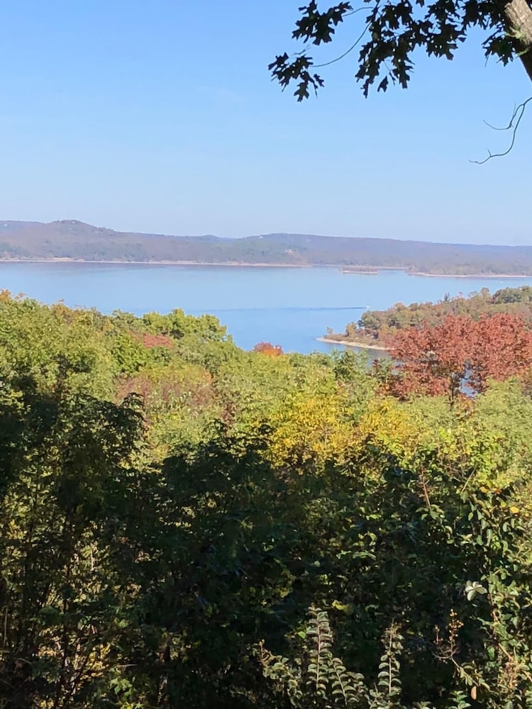  Family friendly log home has great lake views from huge deck!