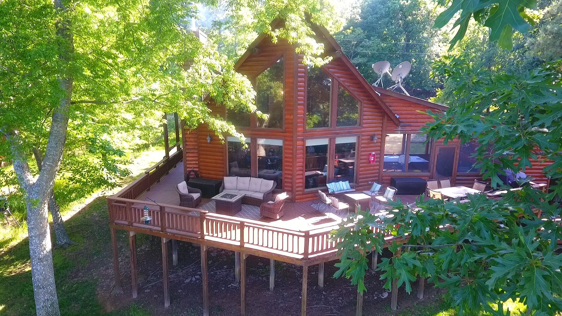 Family Friendly Log Home Has Great Lake Views From Huge Deck In