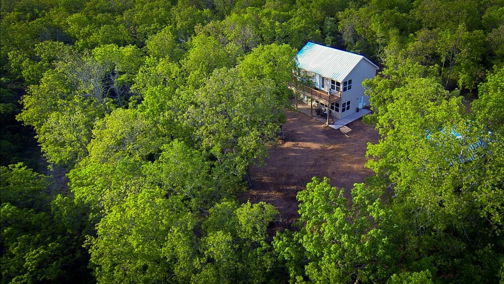 6 acres of Texas forest for the perfect retreat next to Lake Aquilla