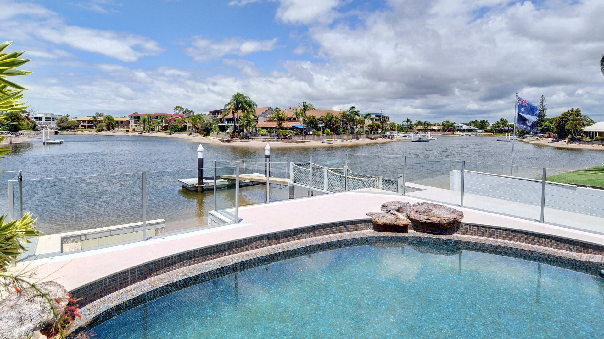 Yulunga 20 - 4 Bedroom House w/ Pool+ Wifi+ Aircon with a private pontoon in Mooloolaba