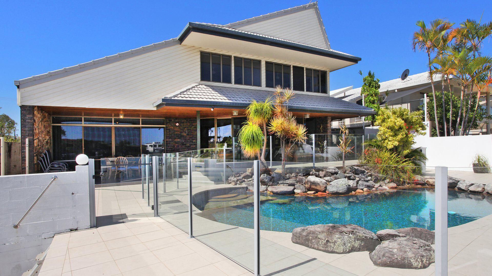 Yulunga 20 - 4 Bedroom House w/ Pool+ Wifi+ Aircon with a private pontoon in Mooloolaba