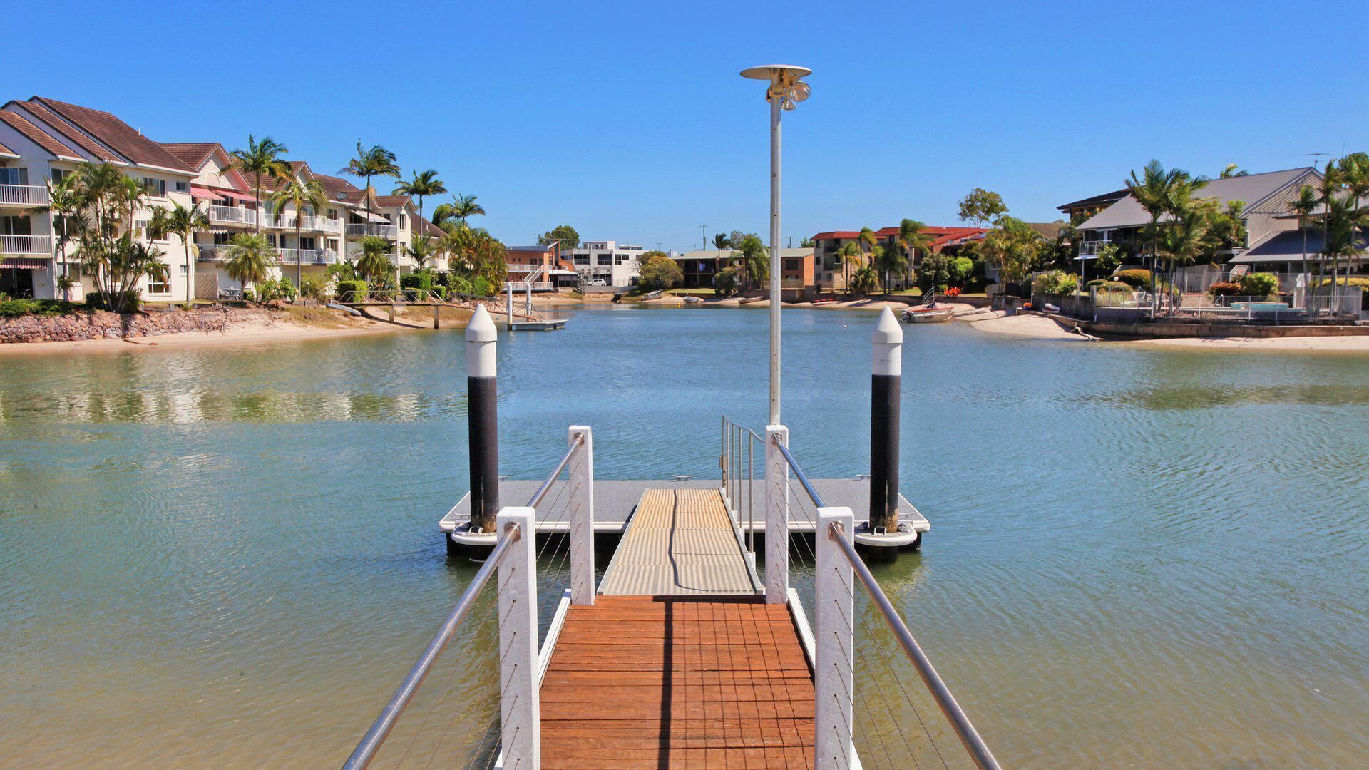 Yulunga 20 - 4 Bedroom House w/ Pool+ Wifi+ Aircon with a private pontoon in Mooloolaba