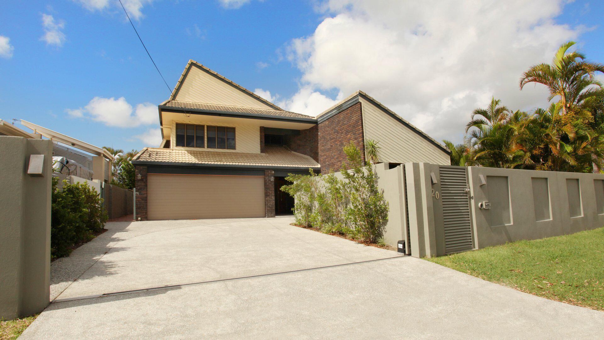 Yulunga 20 - 4 Bedroom House w/ Pool+ Wifi+ Aircon with a private pontoon in Mooloolaba