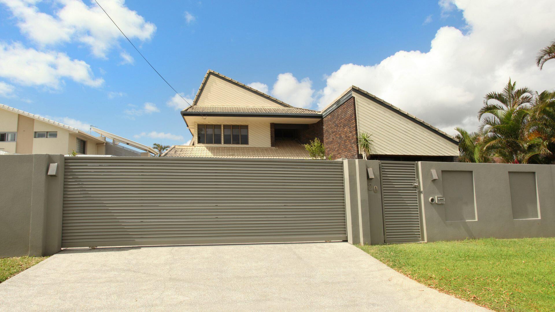 Yulunga 20 - 4 Bedroom House w/ Pool+ Wifi+ Aircon with a private pontoon in Mooloolaba