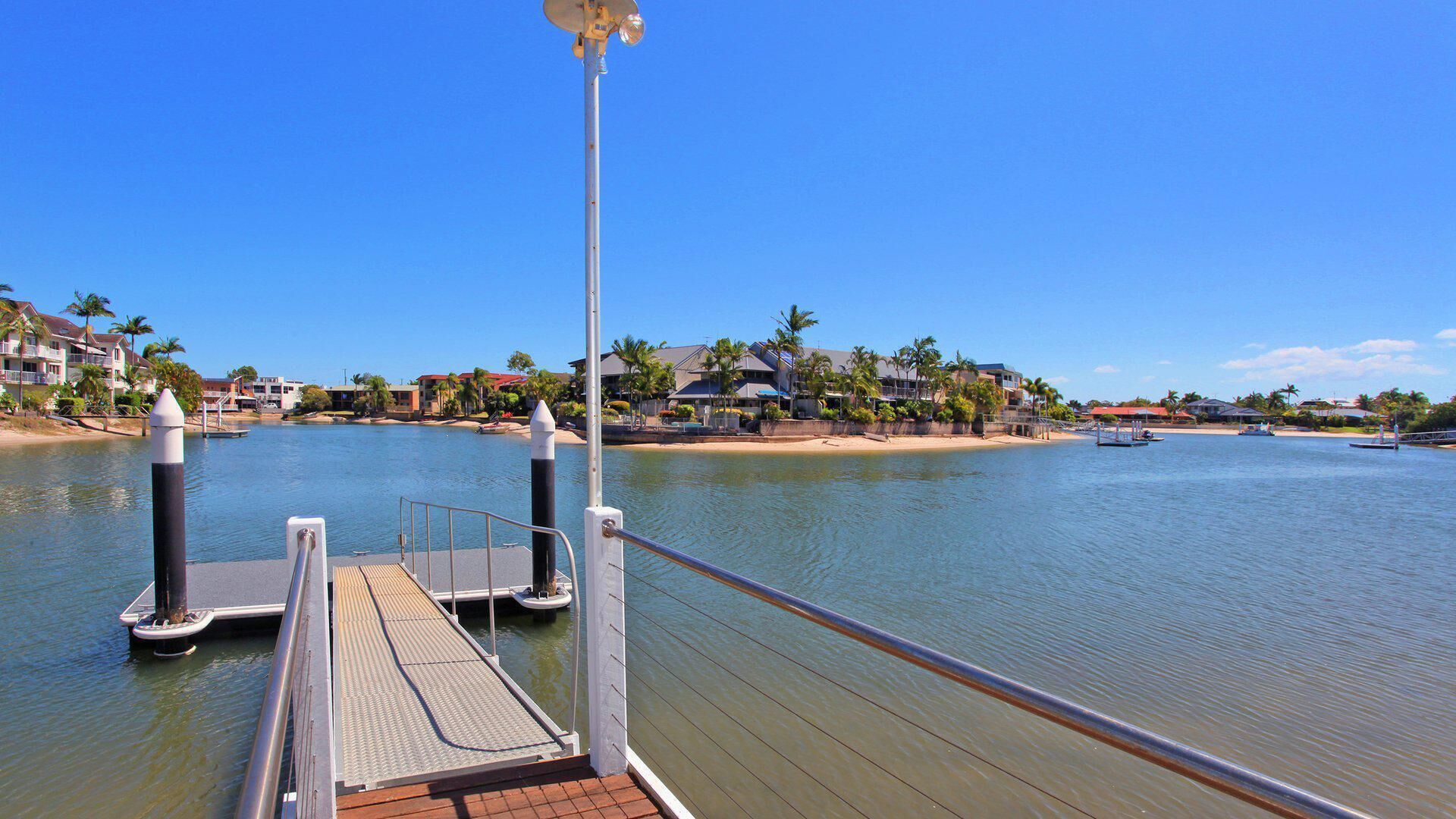 Yulunga 20 - 4 Bedroom House w/ Pool+ Wifi+ Aircon with a private pontoon in Mooloolaba