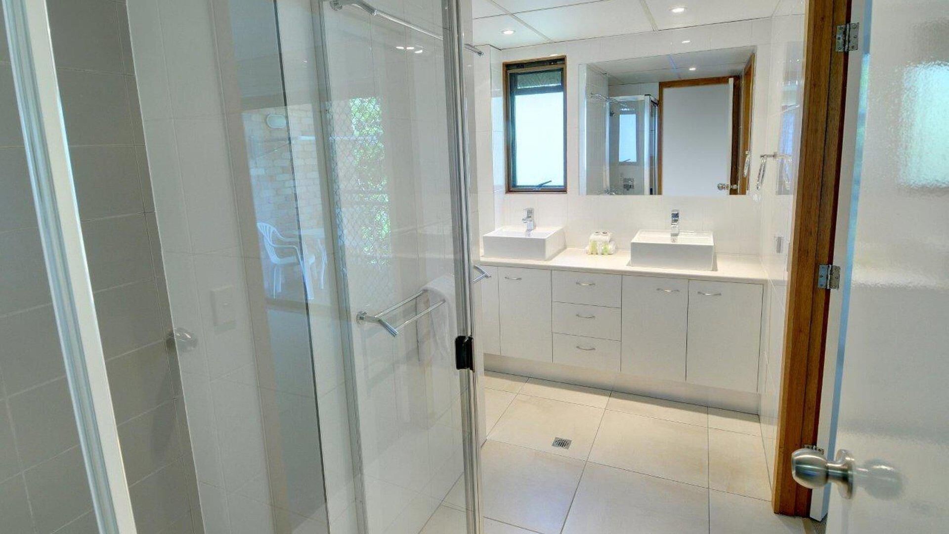 Illawong 2 - Two Bedroom Beachfront Budget Accommodation in Illawong Inn